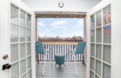 North Capitol Condo | NEWLY LISTED & Remodeled Condo, Pool, & Free Park .7 Mile to Broadway 🎶🪕🎻🍷👢