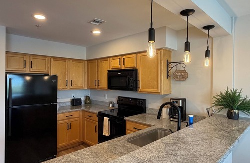 North Capitol Condo | NEWLY LISTED & Remodeled Condo, Pool, & Free Park .7 Mile to Broadway 🎸🎶🪕🎼🎻🎵