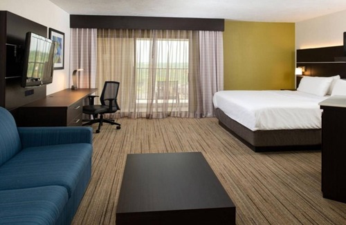 Dent Hotel | Newly Refreshed Room w/Bathtub + Close to Cincinnati Museum Center - 11 miles