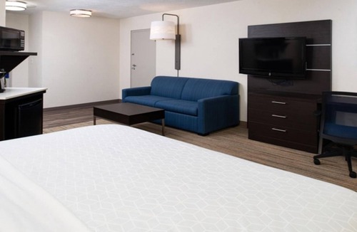 Dent Hotel | Newly Refreshed Room w/Bathtub + Close to Cincinnati Museum Center - 11 miles