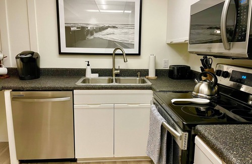 Downtown Knoxville Condo | Newly Remodeled 2 BR/2BTH Condo- 5 mins from UT Medical & Fort Sanders Regional