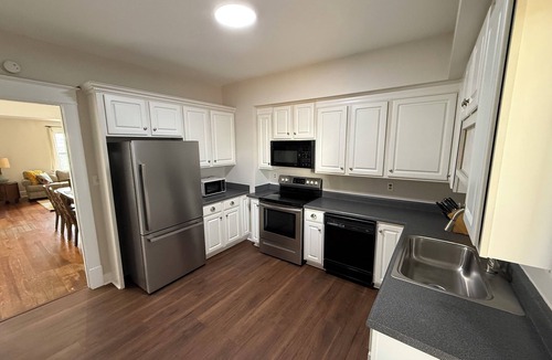 Somerset House | Newly Remodeled 4 bedroom - 5 minute walk to downtown fountain!