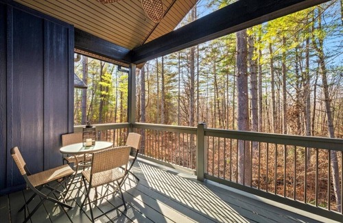 Horse Shoe Cabin | Newly Remodeled King Ensuite Cozy Chalet