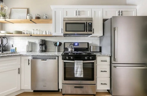 Downtown Apartment | Newly Renovated 2BR Apartment w/Free Parking in Downtown