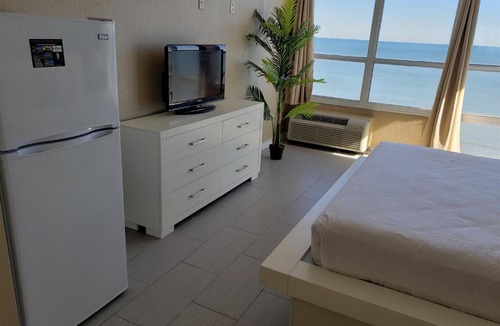 Myrtle Beach House | Newly Renovated Beachfront Studio Sun N Sand 1014