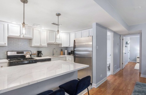 Sheffield Neighbors Apartment | Newly renovated, Chic, Spacious & Bright 1-bedroom apt in Lincoln Park!