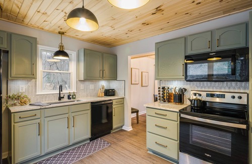 Massanutten House | Newly Renovated Ski-Side Townhouse - Walk to Slopes, Hot Tub, Mountain Views