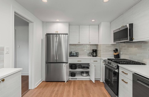 Wood Dale House | Newly UPDATED~Huge Fenced Yard~GAME Room~ 2King, 2Queen+2Twin Beds~ O'Hare Home~