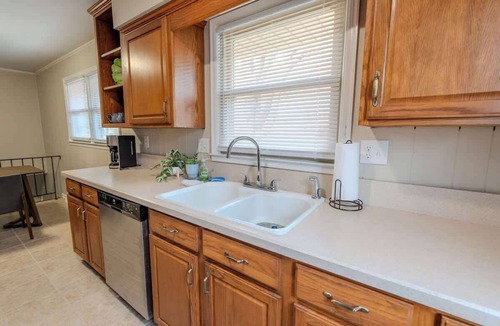 Roanoke House | No Stairs Retreat Near Trails & Downtown | Quiet