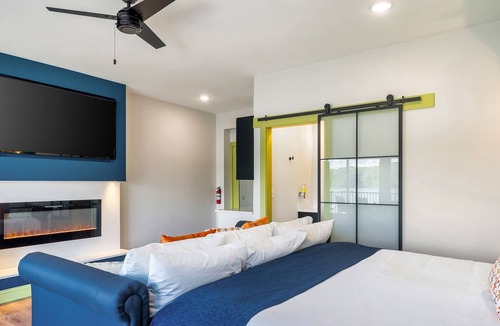 Dandridge Villa | No Wake Zone (1-Bedroom Villa) with Lake view by RedAwning