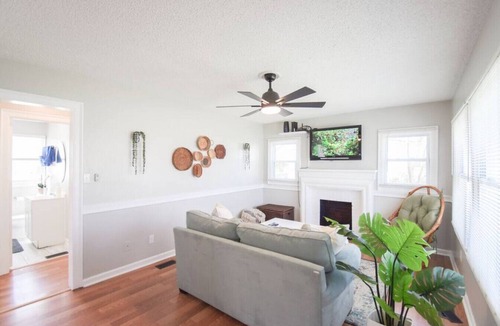 Belmont House | NoBel Bungalow near Belmont Abby