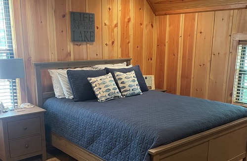 Cub Run House | Nolin Lake modern log cabin, walking distance/access to lake, near Mammoth Cave