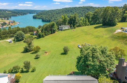 La Follette House | Norris Lake House W Private Boat Slip & Game Room