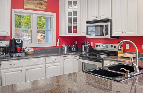 La Follette House | Norris Lake Views, Sleeps 14・Boat Slip・Pool Access