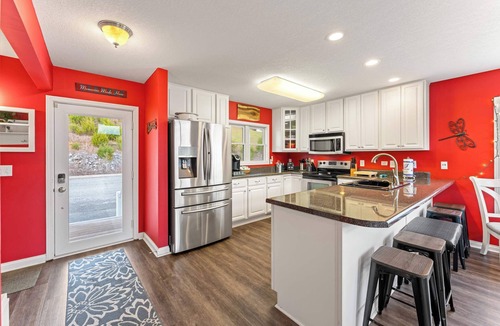 La Follette House | Norris Lake Views, Sleeps 14・Boat Slip・Pool Access