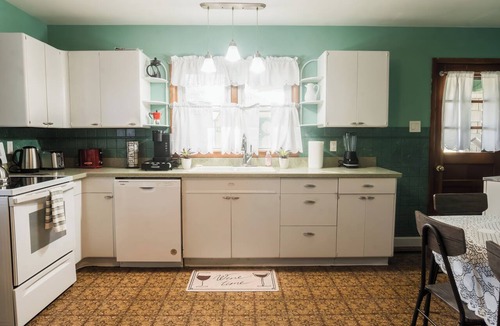 Bedford Cottage | Nostalgic Fun Mid Century Themed Cosmic Cottage~ Bedford Home Pets OK