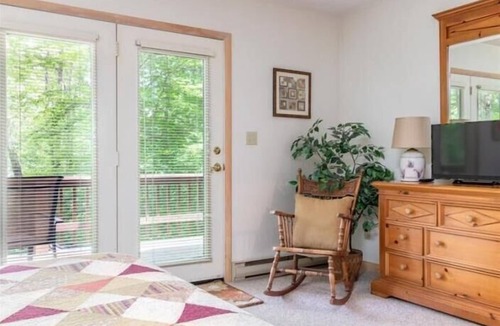Davis House | NP17-Romantic Getaway! Close to towns! Hot tub!