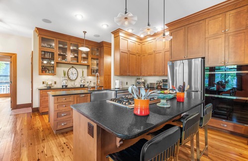 Historic Oakwood House | Oakwood Muse - Walkable, Back Patio, Bidet, Bikes!