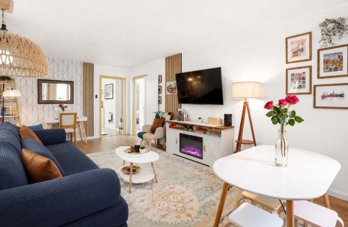 Sharp Park Apartment | Ocean glimpse from the patio - Palmetto Old