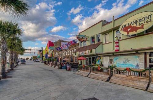 Myrtle Beach Apartment | *OCEANFRONT GETAWAY - FRESH RENO*KING Bed*Pools*H62