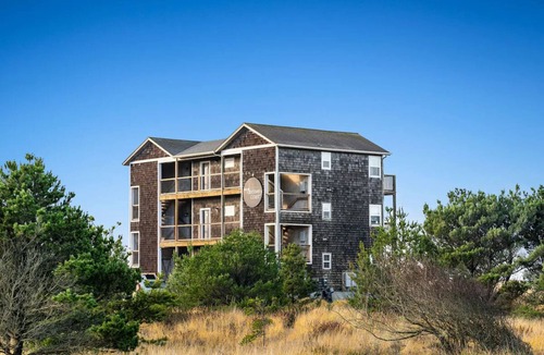 Long Beach Hotel | Oceanfront Oasis: Long Beach Retreat Near Discovery Trail! Pets Allowed, Pool.