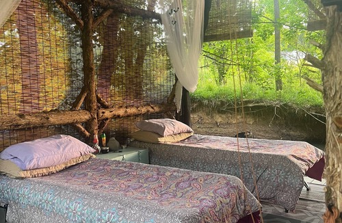 Greeneville House | Off-grid creekside treehouse w/fire-pit, hammock