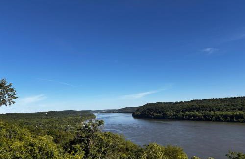 Leavenworth Apartment | Ohio River room with a view
