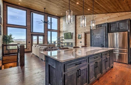 Ridgeline Vistas Cabin | Old Chicago - Al Capone Themed Experience, Views for Days, Dogs Welcome