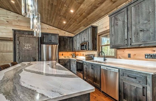 Ridgeline Vistas Cabin | Old Chicago - Al Capone Themed Experience, Views for Days, Dogs Welcome