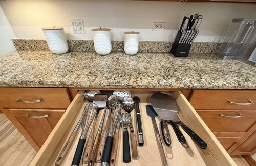 Algonquin Apartment | On the Fox/River Hot tub/Sauna/Kayaks/Deck with lounging and dining/Free Parking