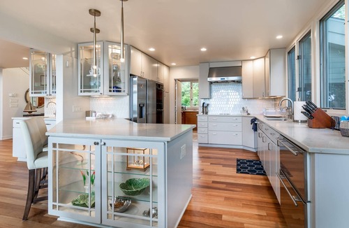 Edgewater House | On the Waterfront Luxury Chalet w Multiple Suites, Private Pier and Hot Tub in Edgewater