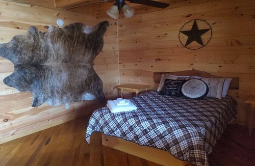 Pine Ridge Cabin | Open Concept Rental with Pool Table and Arcade
