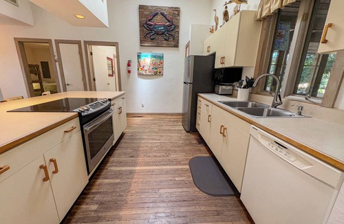 Southern Shores House | Otter Banks - 3 BR Ranch-style Home w/Entry Ramp and Dogs Allowed
