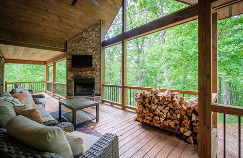 Mineral Bluff Cabin | Outdoor Fireplace, S'mores & Mountain Air⎮Game Room⎮Dog Friendly Sleeps 10