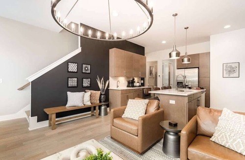 Katie Hill Neighborhood House | Outlaw-Rooftop Patio & Game Room-Mins to Broadway
