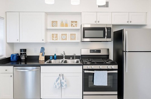 Bayview Apartment | OV Beach Oasis:The Beach House[30+Day-2BR-4 minute walk to beach-Pet friendly]