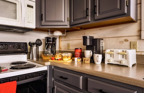 Chalet Village Ski Chalet | Panoramic View l King Suites l Pools l Bunkbeds l 3 mi to Gatlinburg l Game Room