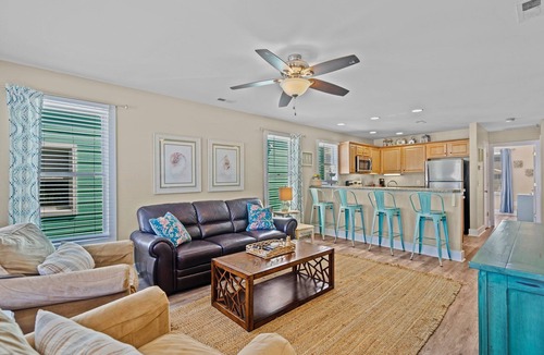 Wilmington Beach House | "Paradise Palms": Palm trees, a salty breeze, and balconies!