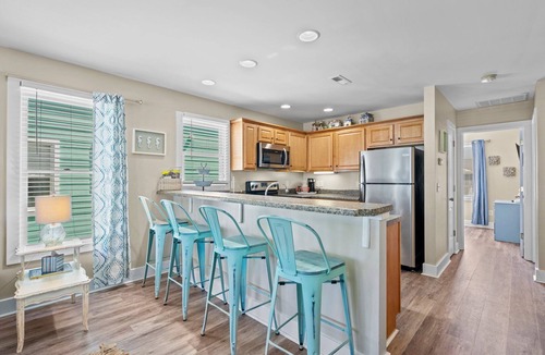 Wilmington Beach House | "Paradise Palms": Palm trees, a salty breeze, and balconies!
