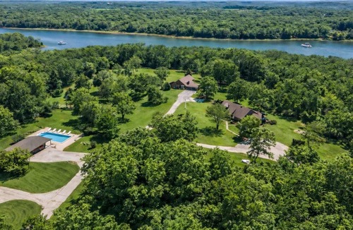 Eckerty Cabin | Patoka Lake Deluxe with Jacuzzi #17 at Patoka 4 Seasons Resort