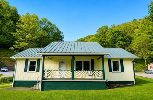 Hernshaw House | PawPaw’s Retreat ATV/UTV/TrailerParking/Near Outlaw and Hatfield & McCoy Trails