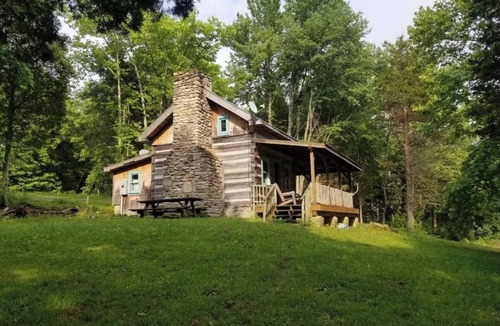 Deputy Cabin | Peace Cabin- 20 min hike to Wilson Cave!