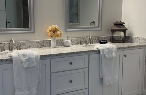 Charles City Bed & Breakfast | Peace Hill Farm Bed and Breakfast. Private Suite with Luxury Bath & Scenic Views