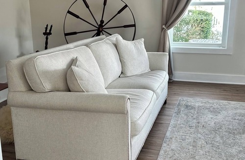 Charles City Bed & Breakfast | Peace Hill Farm Bed and Breakfast. Private Suite with Luxury Bath & Scenic Views