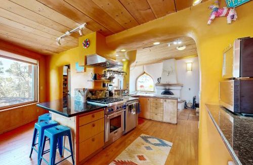 Valdez House | Peace & Pizza