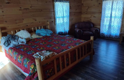 Elgin Other | Peaceful 3-bedroom farmhouse in charming Sunbright perfect for relaxing