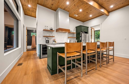 Mill Spring House | Peaceful Lake Front Retreat: Sleeps 14, Pet & Family Friendly Near TIEC