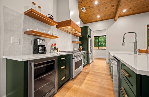 Mill Spring House | Peaceful Lake Front Retreat: Sleeps 14, Pet & Family Friendly Near TIEC
