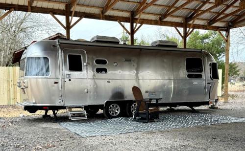 Centre House | Peaceful Lakeside Covered Airstream with Firepit & Kayaks Near Centre, AL