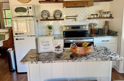 Rockbridge Baths Cabin | Peaceful Mornings & Starlight Nights Couples Retreat Hot tub !Fire pit! Pets